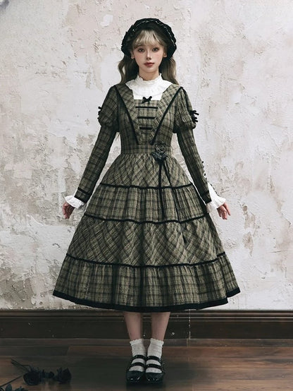 mit Ärmeln, elegantes, klassisches kariertes Kleid und schwarzem, langem Ausschnitt, grüne Paspelspitze, Lolita