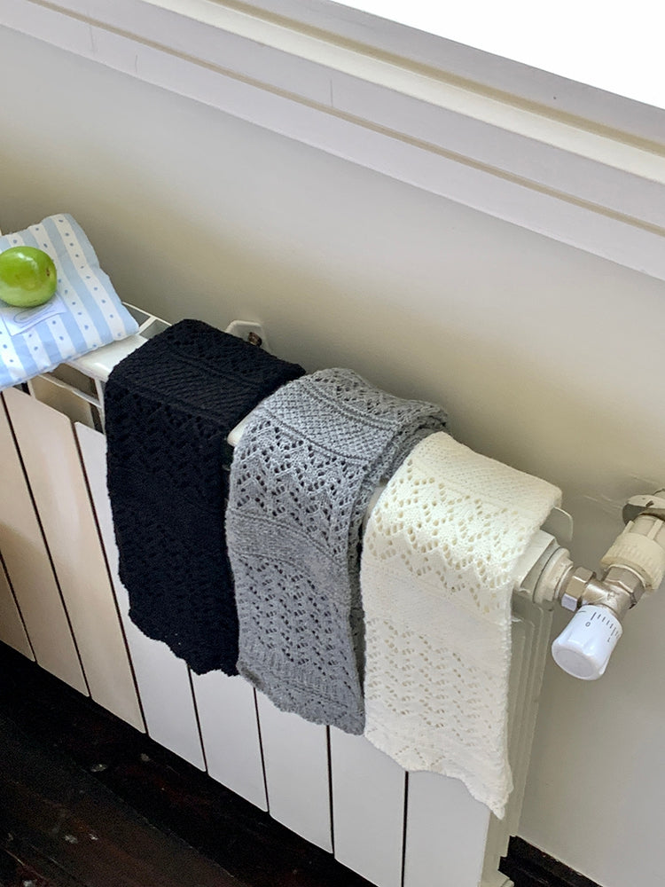 Chaussettes montantes tricotées ajourées grises/blanches/noires