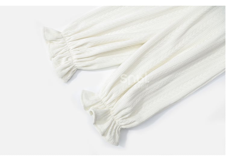 ホワイトのフリルネックラインブラウス