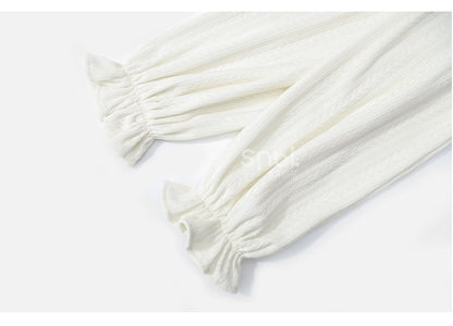 ホワイトのフリルネックラインブラウス