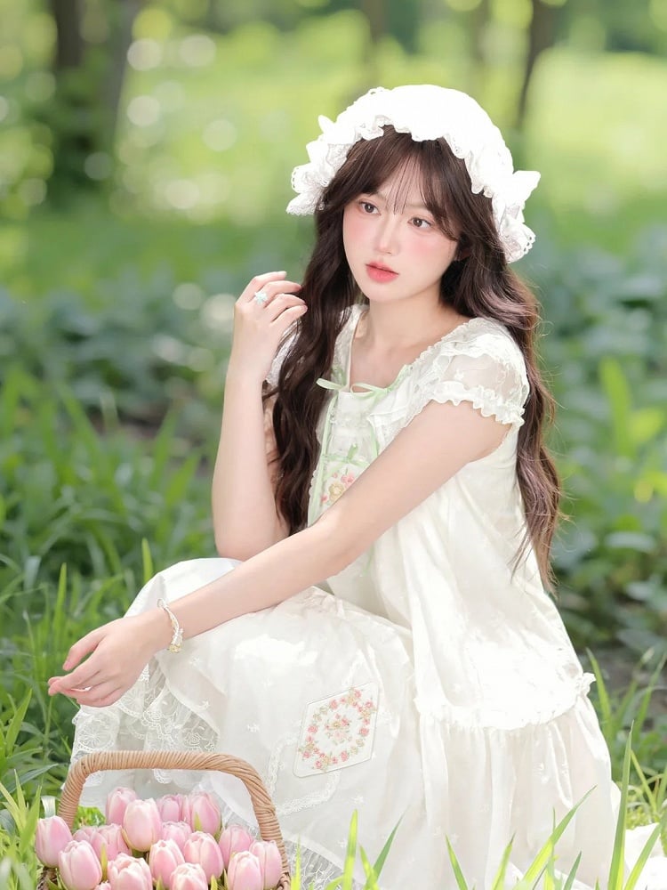 Weißes Mori Kei-Kleid mit Blumenstickerei und Spitzenbesatz