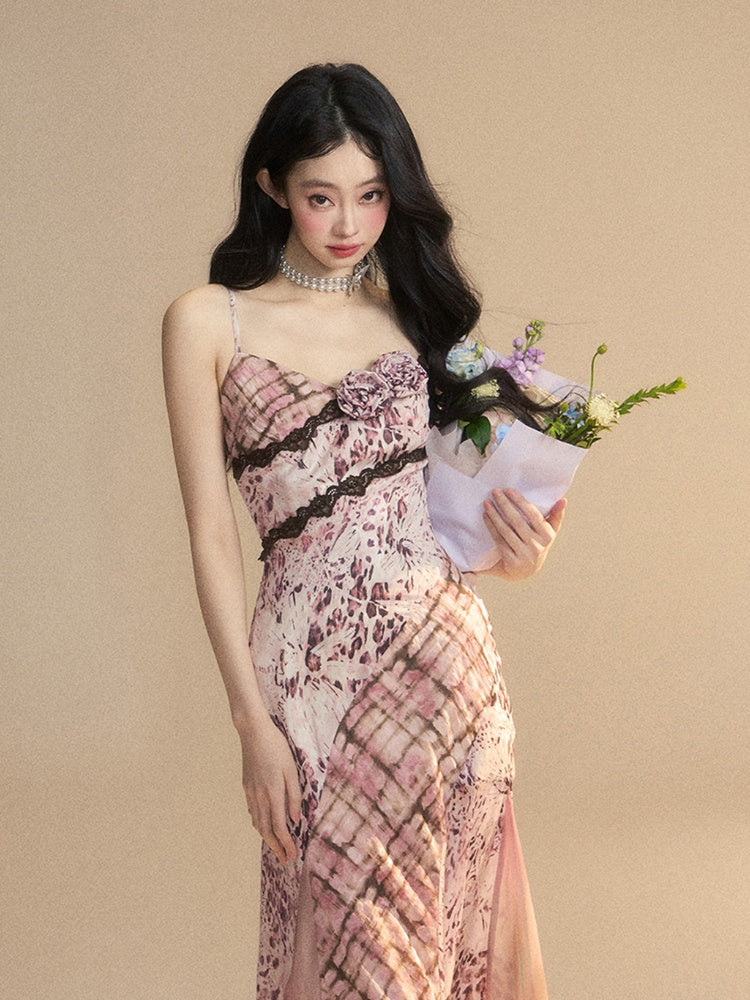 Glamorous – Trägerkleid mit Spitzen-Blumenmuster und rosa Leopardenbesatz