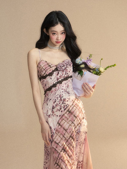 Glamorous – Trägerkleid mit Spitzen-Blumenmuster und rosa Leopardenbesatz