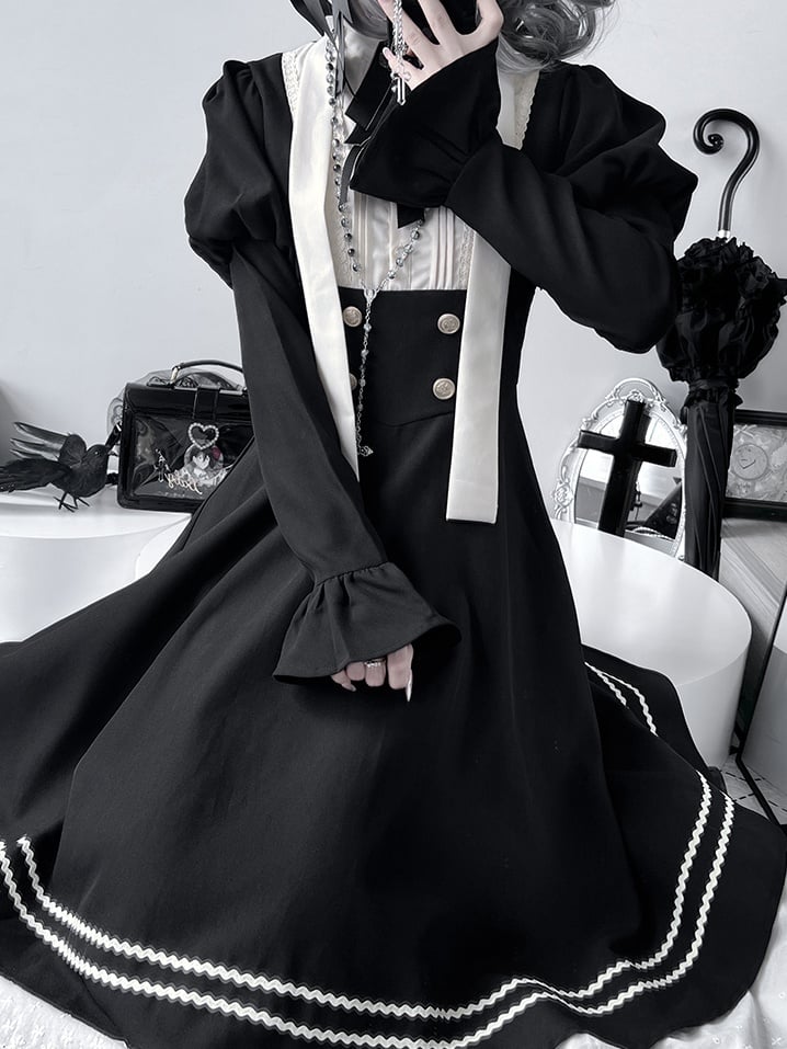 Schwarzes Nonnenkleid mit Rüschenbesatz und langen Ärmeln
