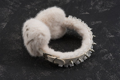 ホワイトのハンドメイドスタッドとピン、フリルヘムのハート型プラッシュイヤーマフ