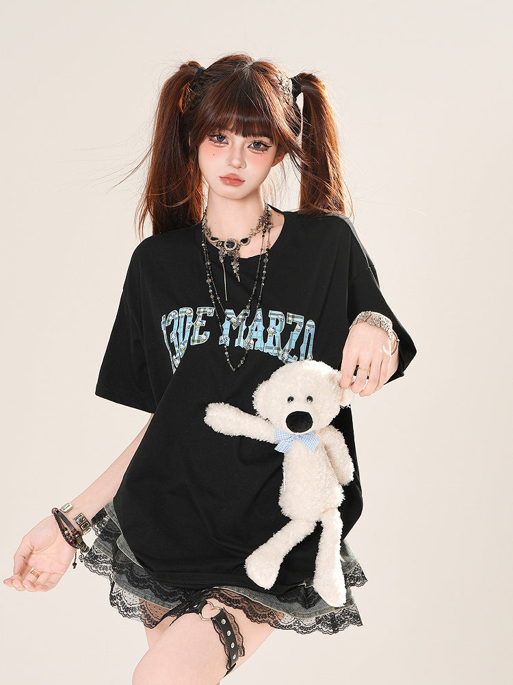 愛らしいクマのぬいぐるみ付き、ブラック/ホワイトのラウンドネックレタープリントTシャツ