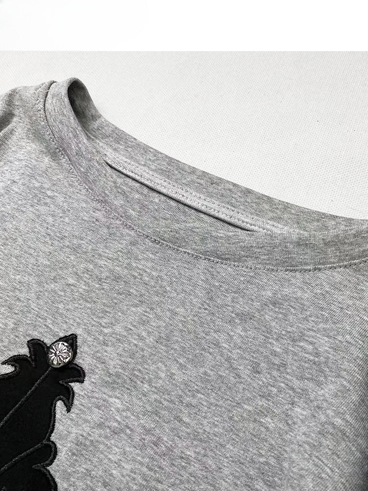 Graues Top mit Kreuzapplikation