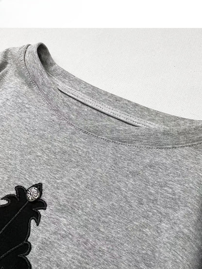 Graues Top mit Kreuzapplikation