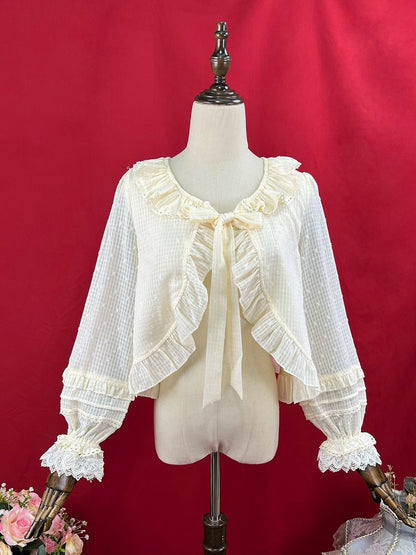 Aprikosenfarbenes Oberteil mit Volantbesatz, Knopfleiste und selbstbindendem Ausschnitt und langen Ärmeln