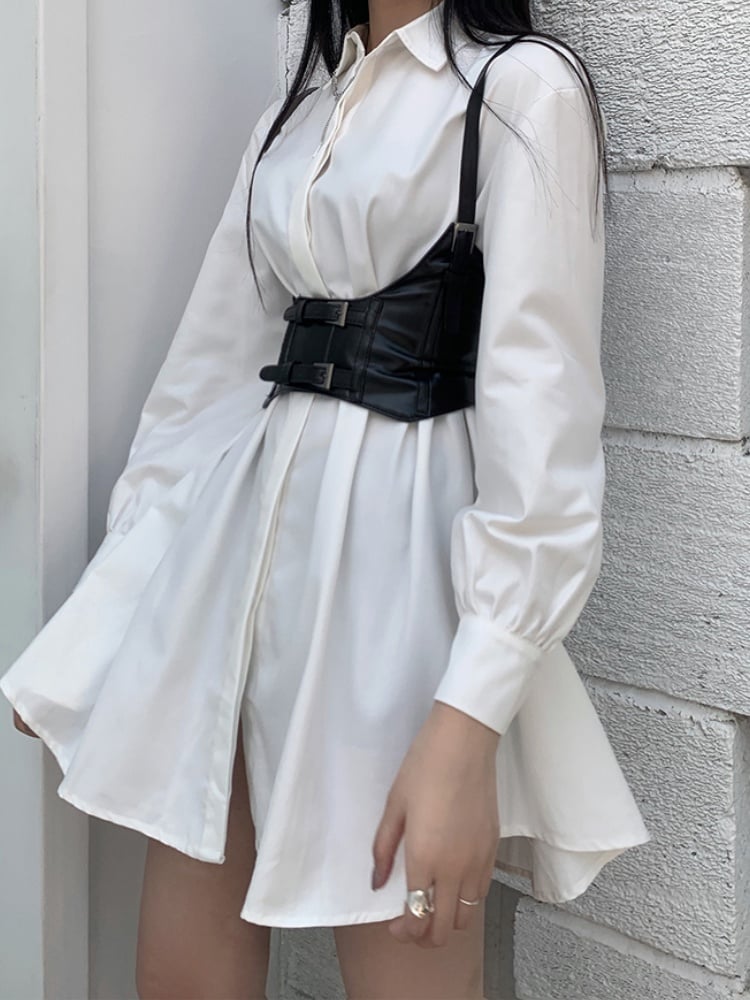 ホワイトの長袖オーバーサイズシャツ