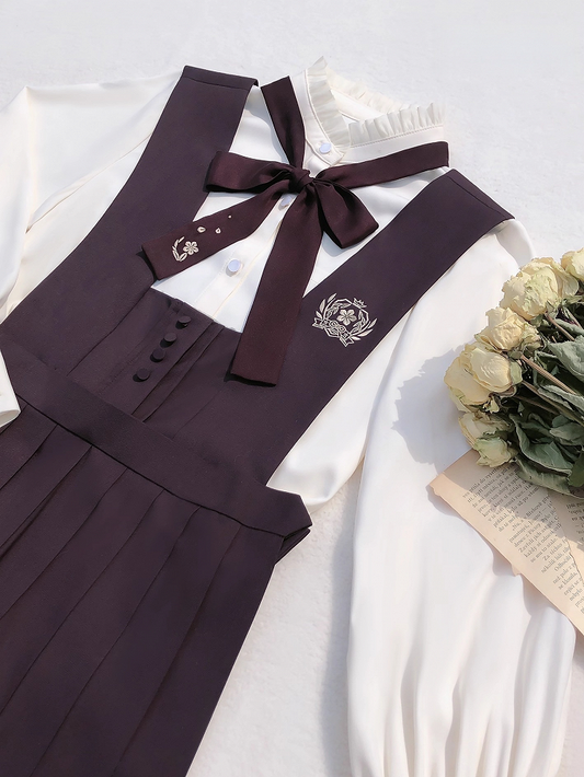 Fliege in Staubviolett mit Blumenstickerei