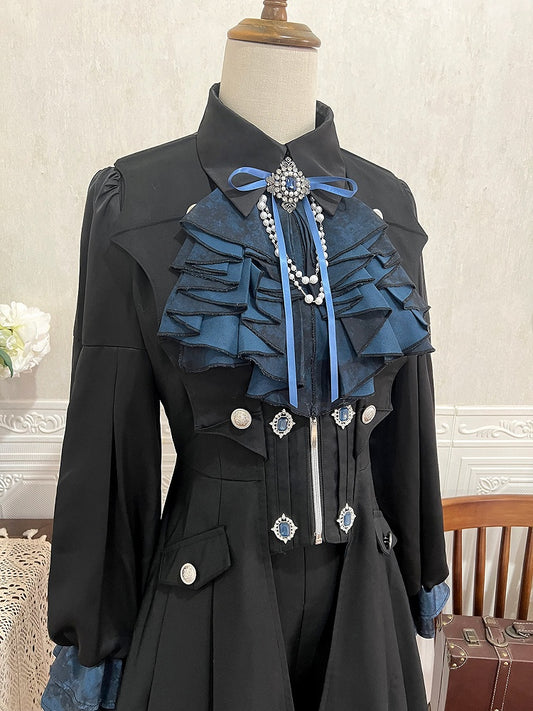 Blaue Krawatte mit kaskadierenden Jabot-Rüschen