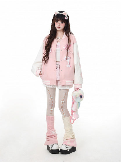 ゆめかわいいピンク/ブルーのキーアップリケ付きベースボールジャケット