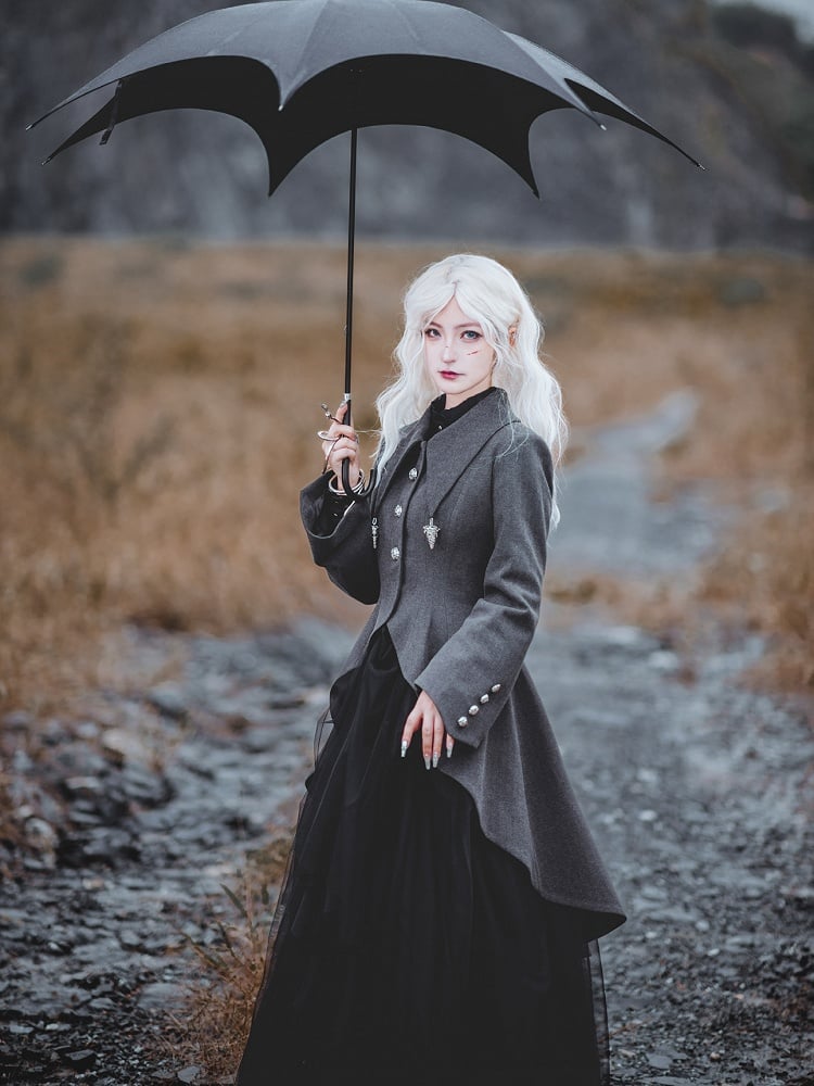 Dunkelgrauer Gothic Lolita Mantel mit flachem Kragen und hohem, niedrigem Saum