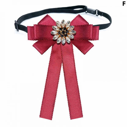 Fliege-Brosche mit Blumenmuster und Strasssteinen