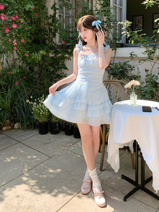 袖付きライトブルーのフラッタードレス、スカートはアシンメトリーなシフォンホルターネック、ティアード