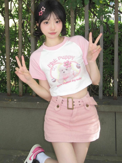 ホワイトピンクのキュートな子犬プリントのクロップドトップス