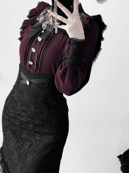 ワインレッドのイリュージョンネックライン、プリーツディテール、蝶ネクタイ付きジライケイブラウス