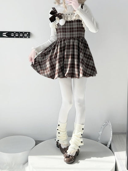 Set aus braun kariertem Bubble-Kleid mit Rüschenbesatz und weißem Oberteil