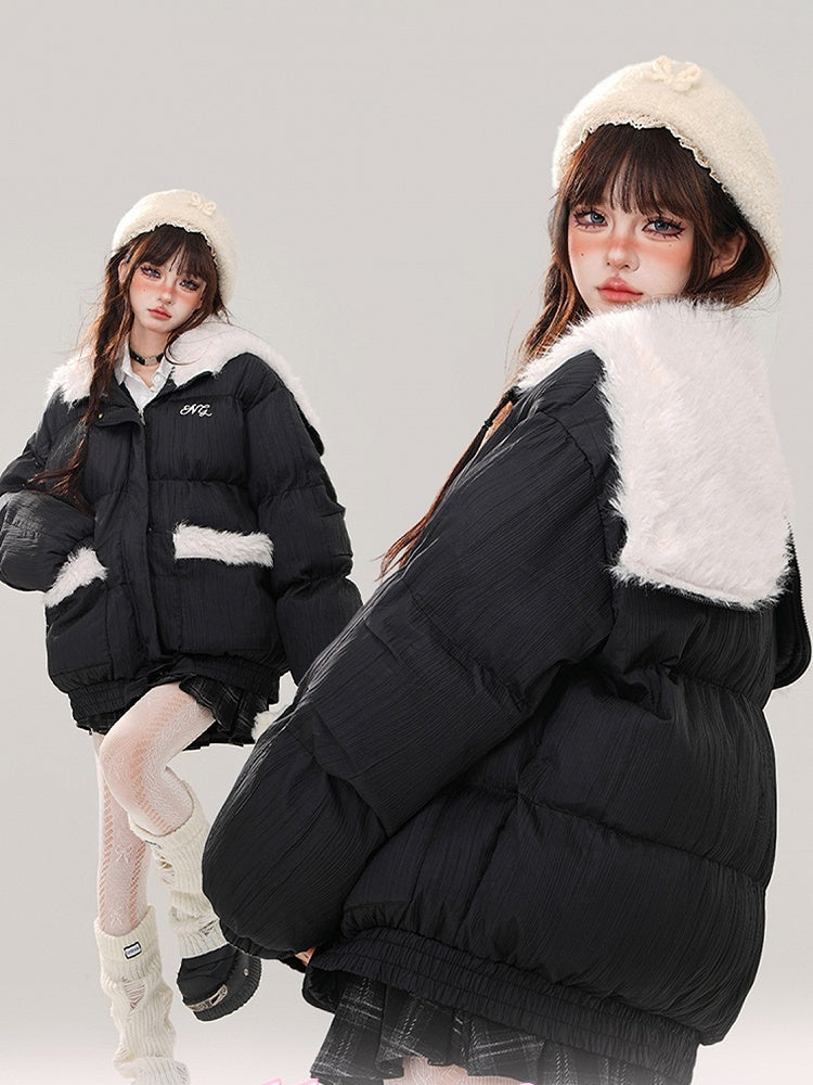 Pufferjacke mit Plüschkapuze und schwarzen Buchstaben