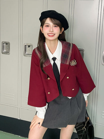 レッドチェックの襟、ゴールドトーンのボタン、クロップド丈のブレイザー