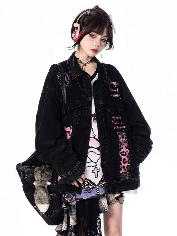 Jeansjacke, verblasste Waschung, Vintage-Kragen, rosa Leopardenmuster, schwarzes Hemd