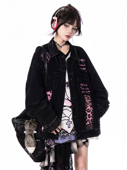 Jeansjacke, verblasste Waschung, Vintage-Kragen, rosa Leopardenmuster, schwarzes Hemd