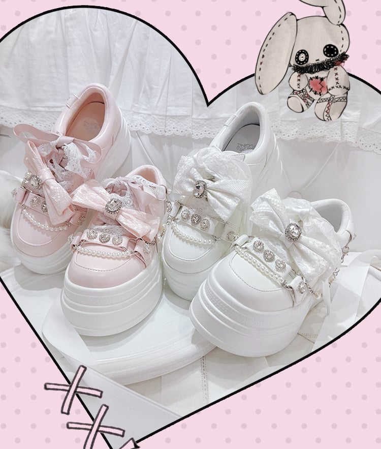 Plateau-Schleife, Jirai-Oberteil, Kettendetail, Strasssteine, klobige Sneakers, weiße Kei-Perlen