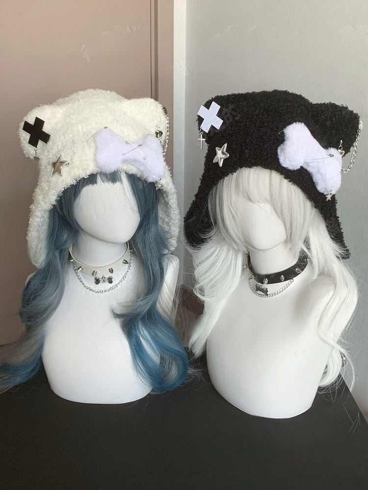 ブラック/ホワイトのクロスとピンのアクセントが付いたクマの耳のぬいぐるみ帽子