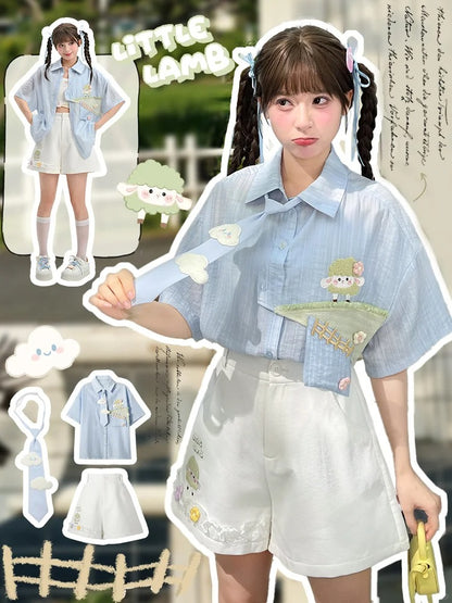 ラムライトブルーシャツネクタイ夢刺繍かわいい雲で飾られています