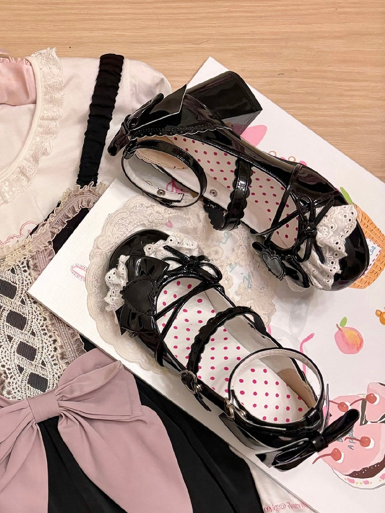 Jane Lolita mit Spitzenbesatz und Fersenschnallen, mittelhoher Schleife, Mary Sweet Heels, schwarzes Oberteil – Herz