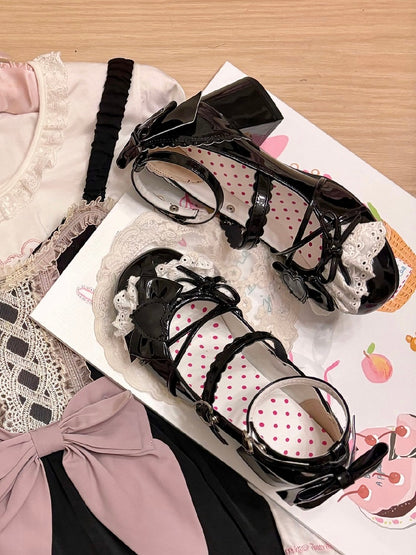 Jane Lolita mit Spitzenbesatz und Fersenschnallen, mittelhoher Schleife, Mary Sweet Heels, schwarzes Oberteil – Herz