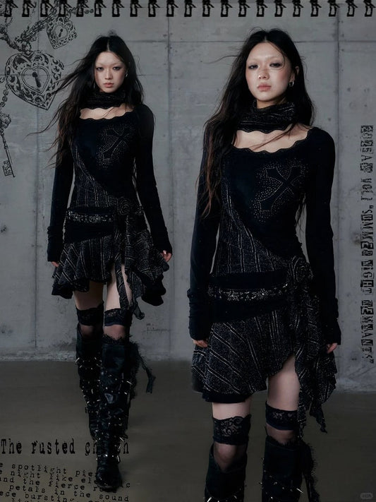 Schwarzes, gerüschtes, asymmetrisches Strass-Kreuz mit Kleidhalssaum