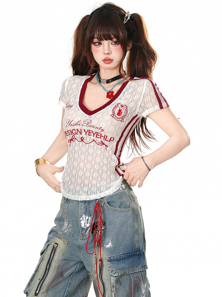 Halbtransparentes Spitzentop mit V-Ausschnitt und weißer Buchstabenstickerei