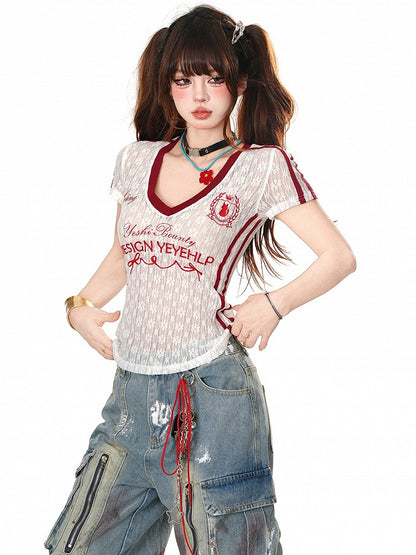 Halbtransparentes Spitzentop mit V-Ausschnitt und weißer Buchstabenstickerei