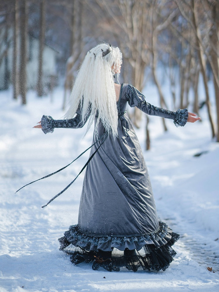 グレーのエンパイアウエスト、エレガントなロリータスクエアネックライン、ジュリエットスリーブ、ベルベットドレス