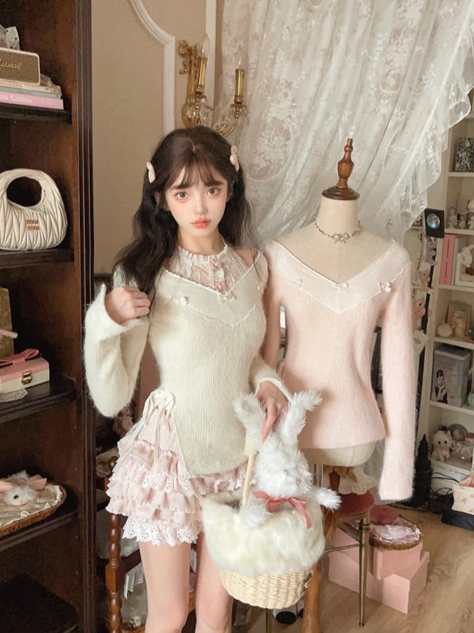 Pullover mit Schleifenakzenten und verspieltem Banddetail, weißer Strick mit Spitzenbesatz und V-Ausschnitt