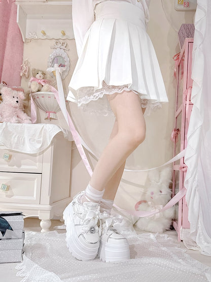 Weiße Plateauschuhe von Jirai Kei mit Strasssteinen und abnehmbarer Perlenkette