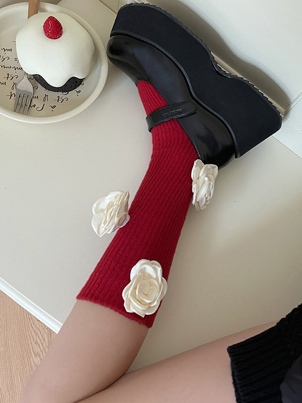 白い椿の花が咲いた赤いスイートカーフソックス