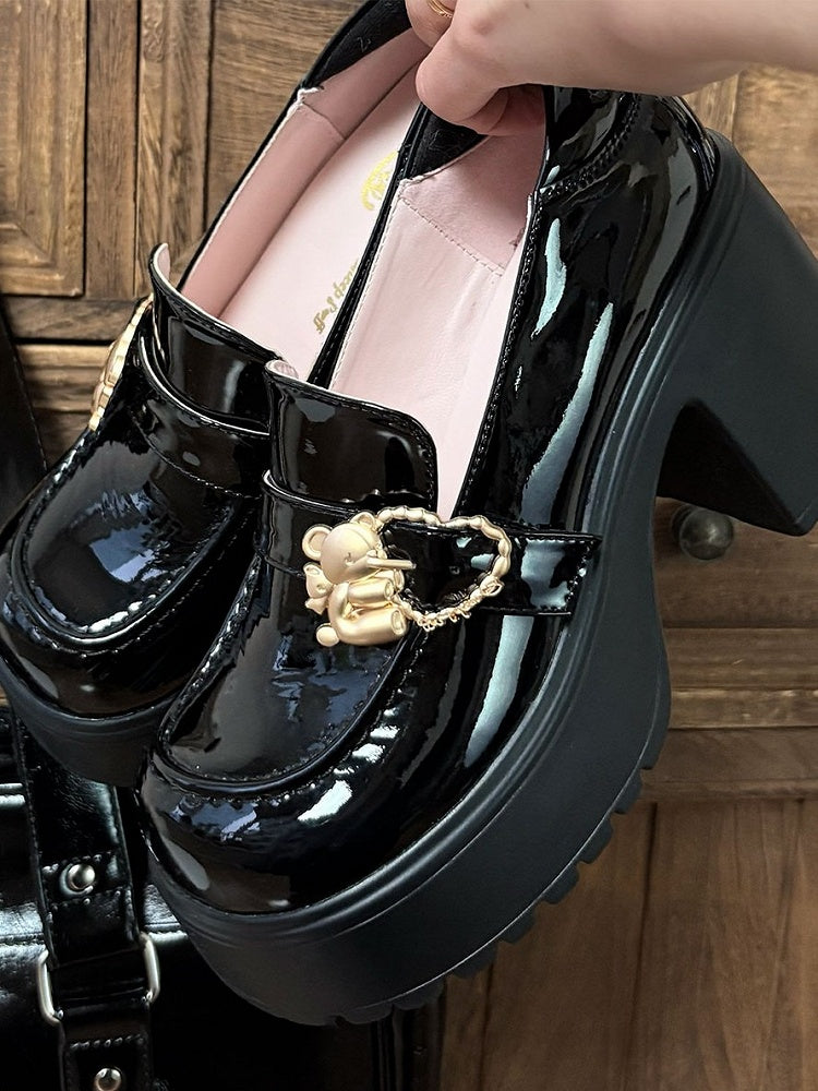 Polierte Blockschnallen High Bear Plateau Slip-Ons Schwarze Heels Hugging Heart
