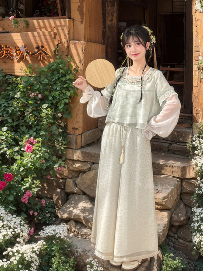 Grünes Jacquard-Cheongsam mit Knotenknöpfen, Chiffon-Oberteil mit Stickerei im Blumenausschnitt