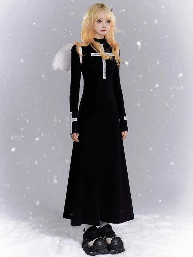 Schwarzes Maxikleid aus Strick mit Spitzenkreuzen und Stehkragen