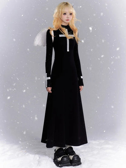 Schwarzes Maxikleid aus Strick mit Spitzenkreuzen und Stehkragen