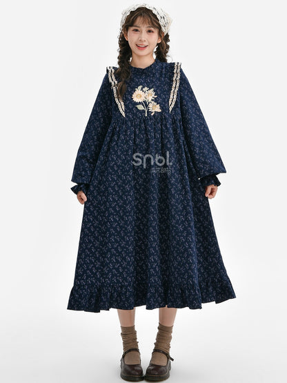 Dunkelblaues Mori Kei Blumenkleid mit Rüschenausschnitt und Blumenmuster