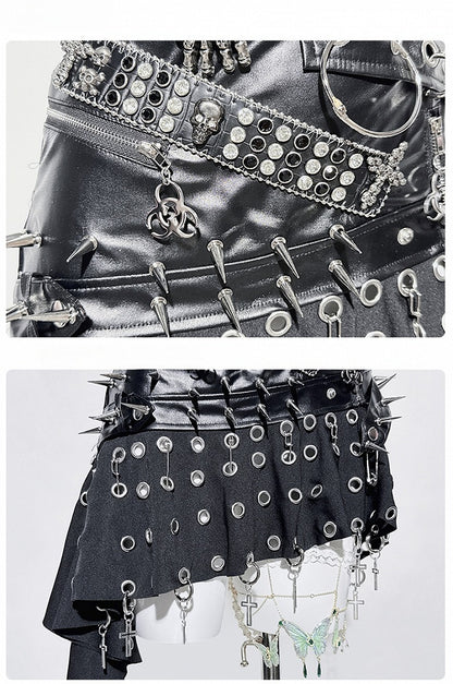 Punk-Rock mit schwarzem Ring und Kreuznieten und asymmetrischem Saum