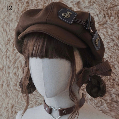 茶色のベレー帽、装飾ボタン付き帽子