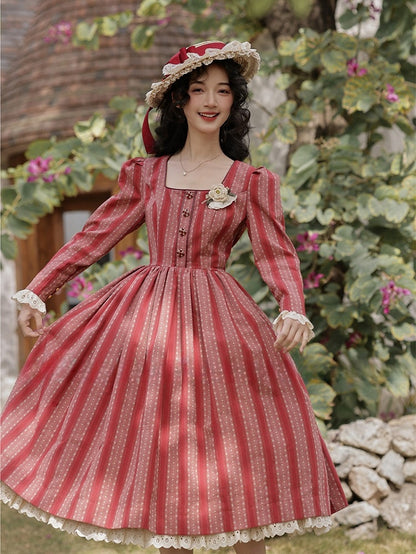 Rotes Vintage-Kleid mit Streifenmuster und Spitzenbesatz und quadratischem Ausschnitt