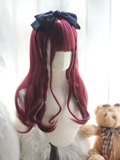 Weinrote, lange, gewellte Perücke mit vollem Pony