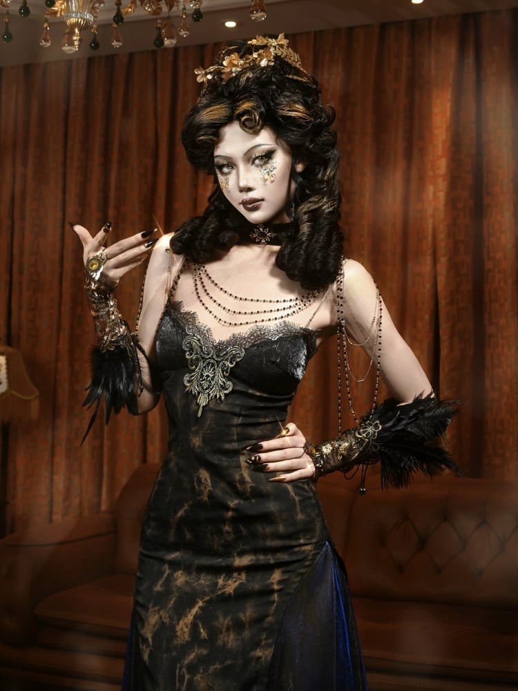 ブラック＆ゴールドのスリミングスリップドレス