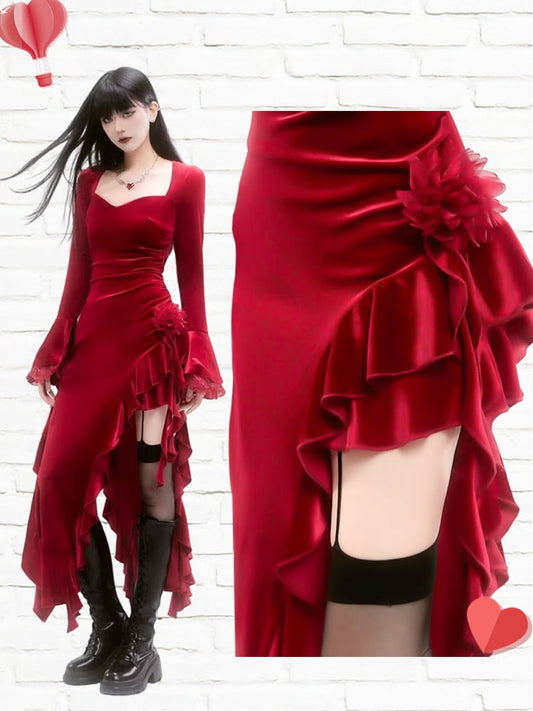 Rotes Kleid aus Samt mit Glockenärmeln und asymmetrischem Rüschensaum